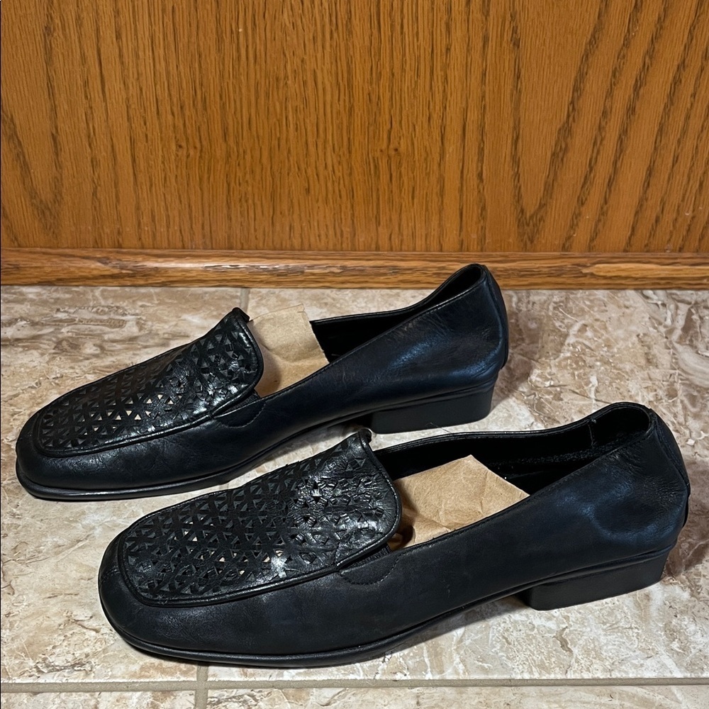 Naturalizer Black Leather Upper Perforated Textured Slip On Loafers - Size 7
